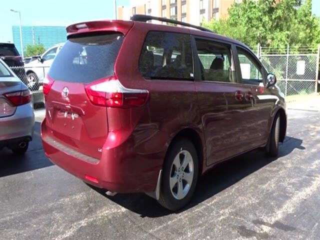 Toyota Sienna 2017 photo 16